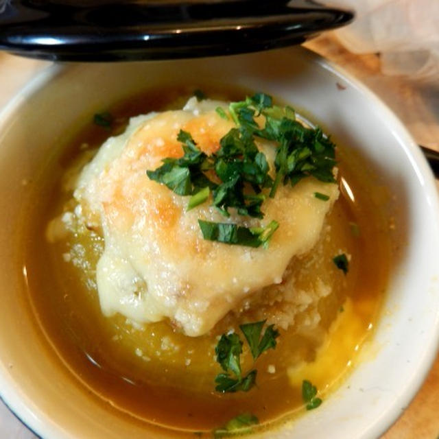 アツアツがおいしい～まるごと玉ねぎのサフランスープ煮