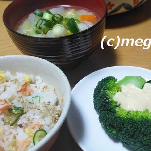 鮭ときゅうりと卵の混ぜ寿司とブロッコリーの梅わさマヨネーズ