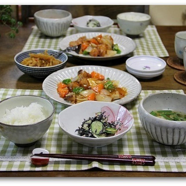 酢豚などお夕飯　京都のお漬物と夜の紅葉