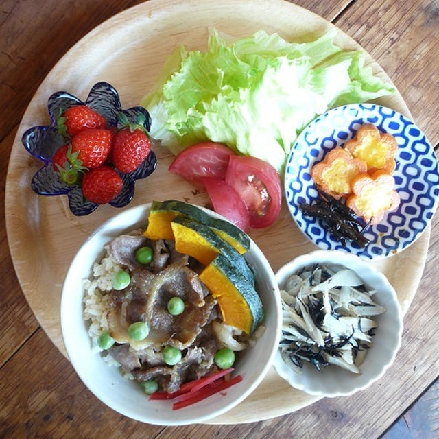 豚ばらの生姜焼き丼＆人参のお花風ランチ