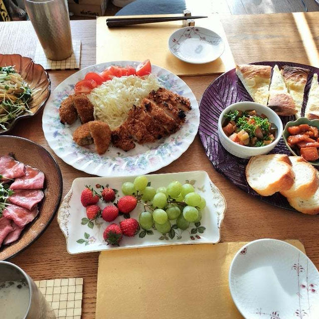 作り置きと買ってきたもの並べて昼から家でダラダラ呑み　休日の贅沢！