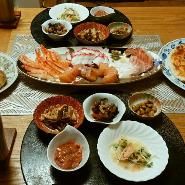 お刺身とピザとじゃがバター塩辛乗せと小鉢諸々で、晩酌