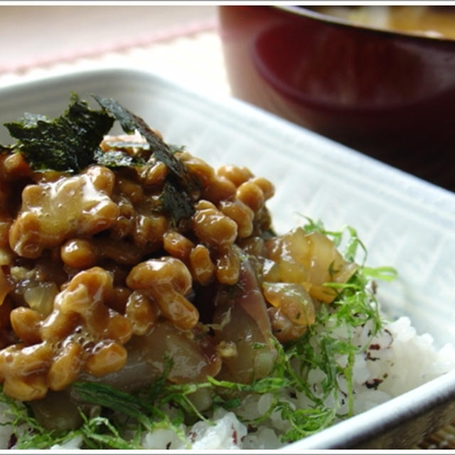 梅風味ご飯がポイントネバネバたたき丼