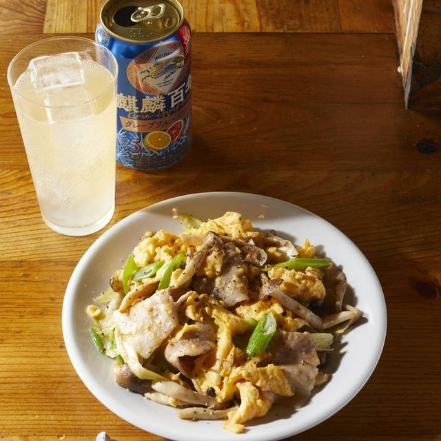 【肉つまみ】豚ばら、しめじ、卵、ねぎを炒めて「豚タマしめネギ」