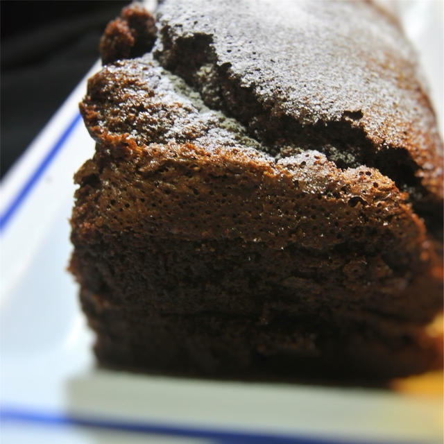 カルダモン香る、さっくり軽いビターチョコレートケーキ