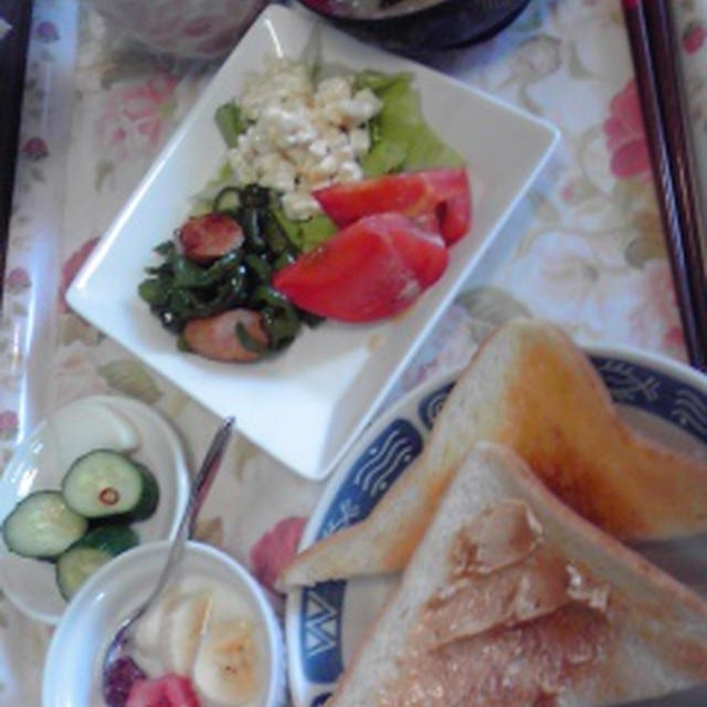 珍しくトーストの朝食、だって月曜日に買った8枚切りがまだあるんだもの。