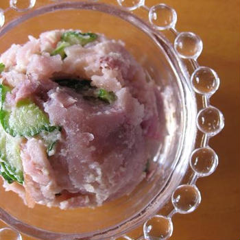 ピンク色のポテトサラダ