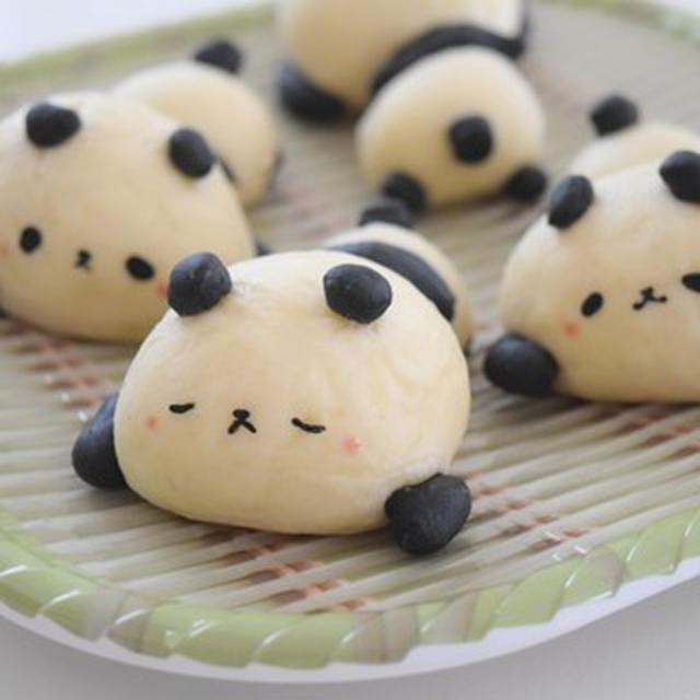 もちもちだらりん♪パンダパン♡ダイソーの竹ザル風プレート。