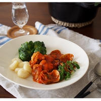 北欧食器で簡単！鶏肉とアサリのトマト煮込み。