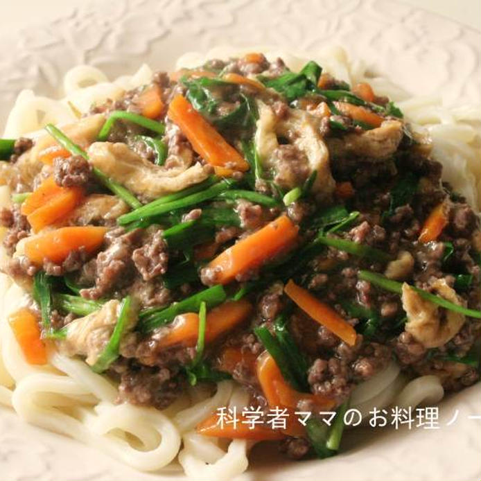 白い皿に盛られたひき肉と野菜のあんかけうどん