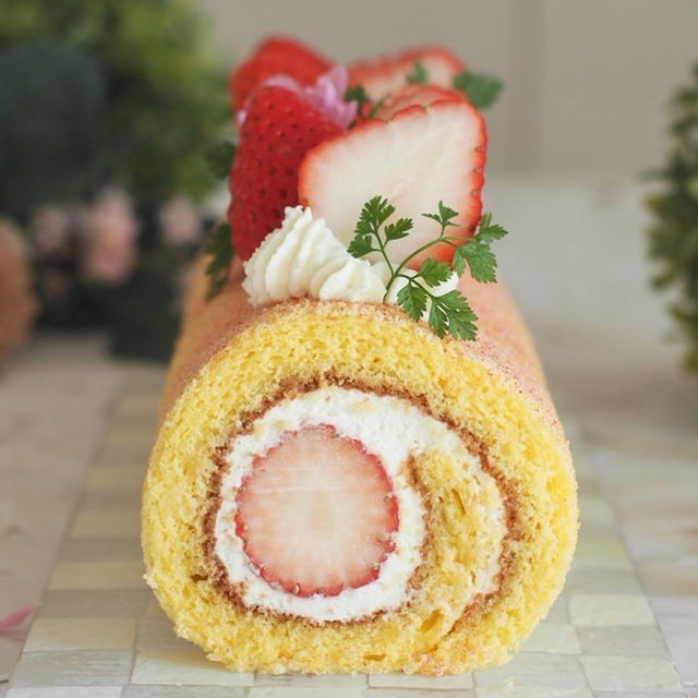 いちごと桃のロールケーキ 〜ひな祭りバージョン〜