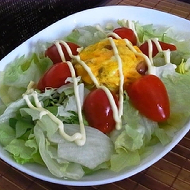 ルクエOVOでソーセージ入りエッグケーキサラダ♪