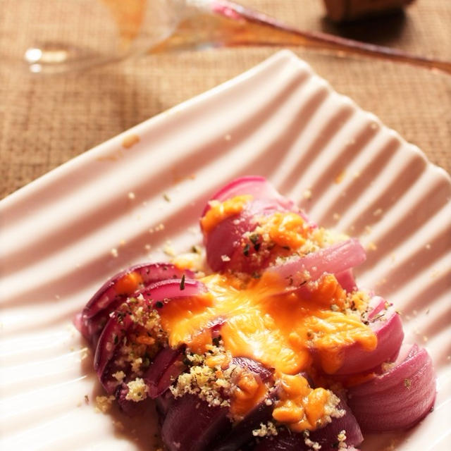 ＜紫玉ねぎのスパイスチーズ焼き＞