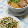 超〜簡単晩ご飯！シンプル醤油ラーメンにもやしとピーマン、焼豚のさっぱり炒め。
