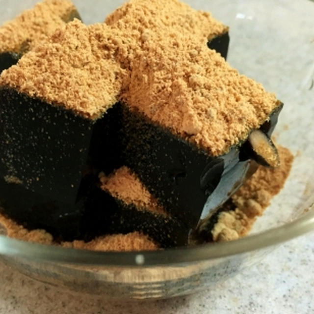 黒豆の煮汁で黒豆入り黒糖寒天ゼリー♪