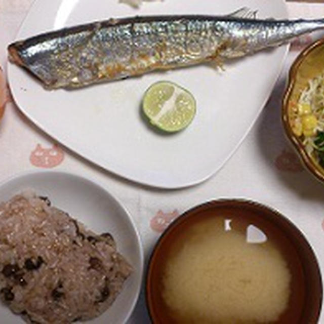 秋刀魚の塩焼きと人参とツナの和風炒め