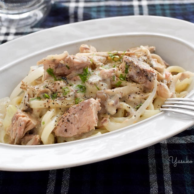 【簡単レシピ】レンジで簡単♪サバ缶とキノコのチーズクリームうどん