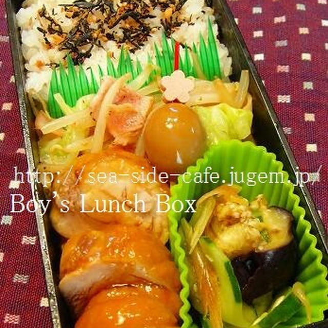 男子高校生のお弁当（いい香りのチキンロ−ルと冷蔵庫にあるもので副菜）