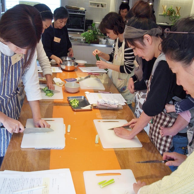 野菜の茹で方、包丁の扱いを学ぶ！食の基本クラスついに開講！