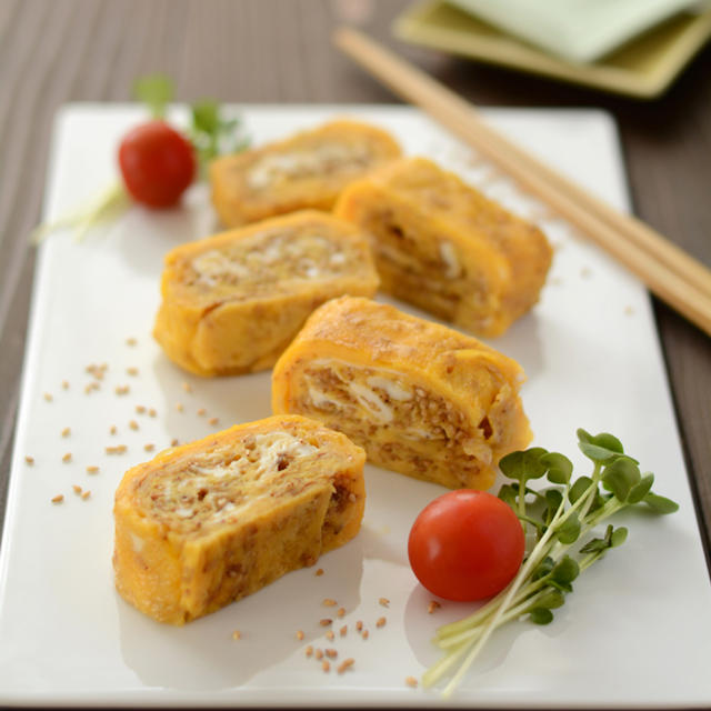 お弁当に・プチプチごま卵焼き。とプリ（コロ）チキンとフレンチフライドポテト。