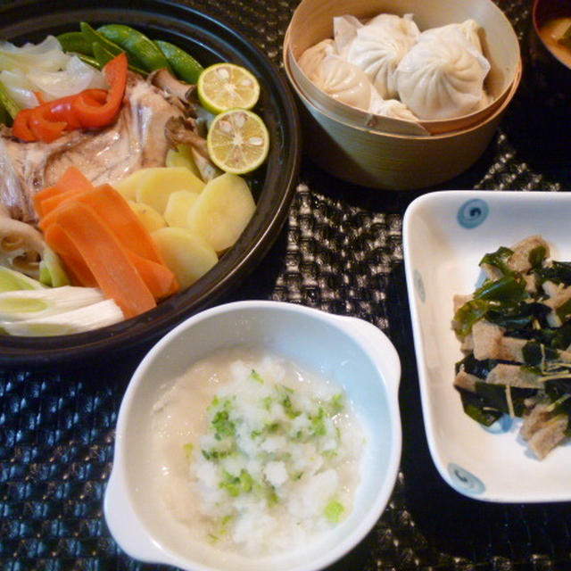 ブリかまと野菜のタジン蒸しとじゃこせんべいとワカメの和え物の献立　夕ご飯