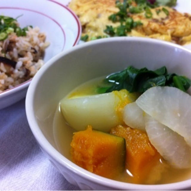 休日おうちカフェランチ カボチャに大根にほうれん草にタマネギ～！具沢山お味噌汁