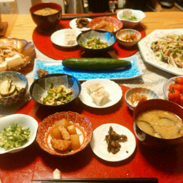 ゴーヤは塩焼そばと酢の物で一本使い切り　サラダや小鉢で12品の晩ごはん