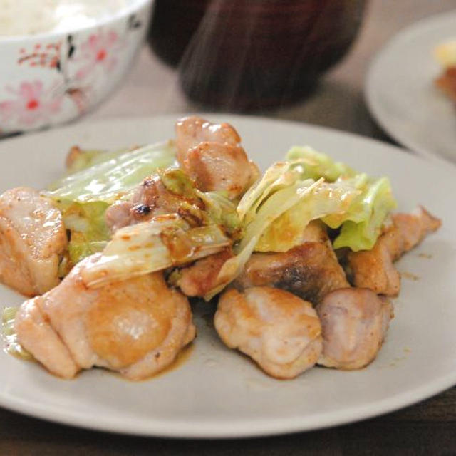 手抜き晩御飯　鶏もも肉とキャベツのニンニク塩炒め