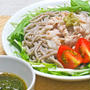 ヘルシー＆ボリューミィ麺！つるつるめかぶの冷しゃぶ蕎麦。
