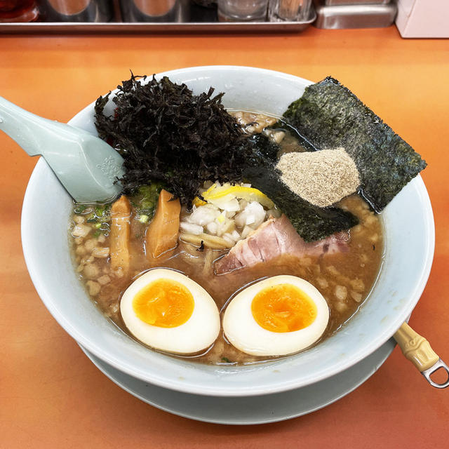 煮干し豚骨ラーメン背脂変更多めで啜る 〜黒ばら海苔・煮干し粉末・味付け玉子 ・山岡家〜