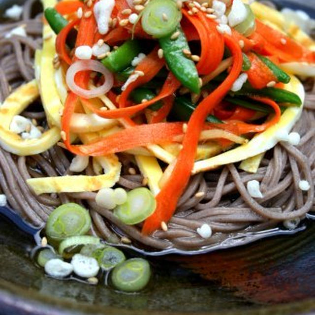 Cold Soba Noodles with Eggs and Crunchy Vegetablesぱりぱり野菜をたっぷりのせた冷そば