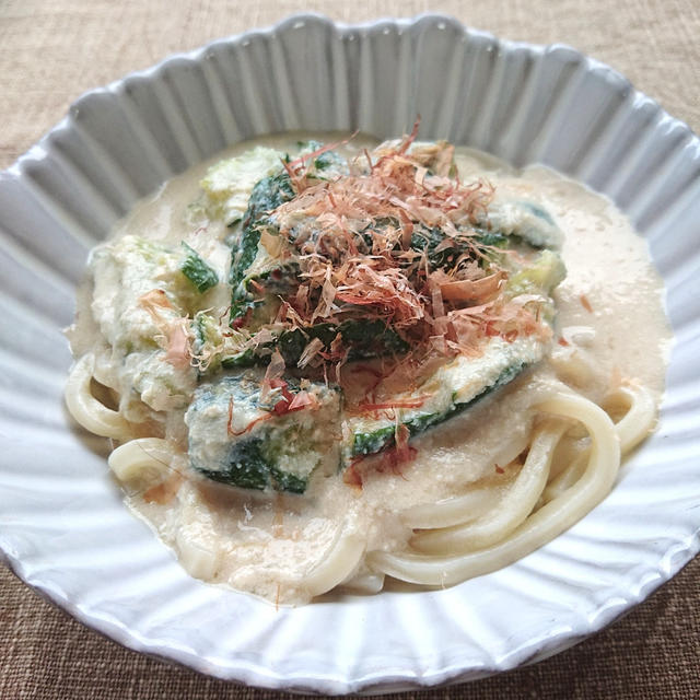 冷やしうどんにきゅうりと豆腐の白だしポン酢ダレかけ