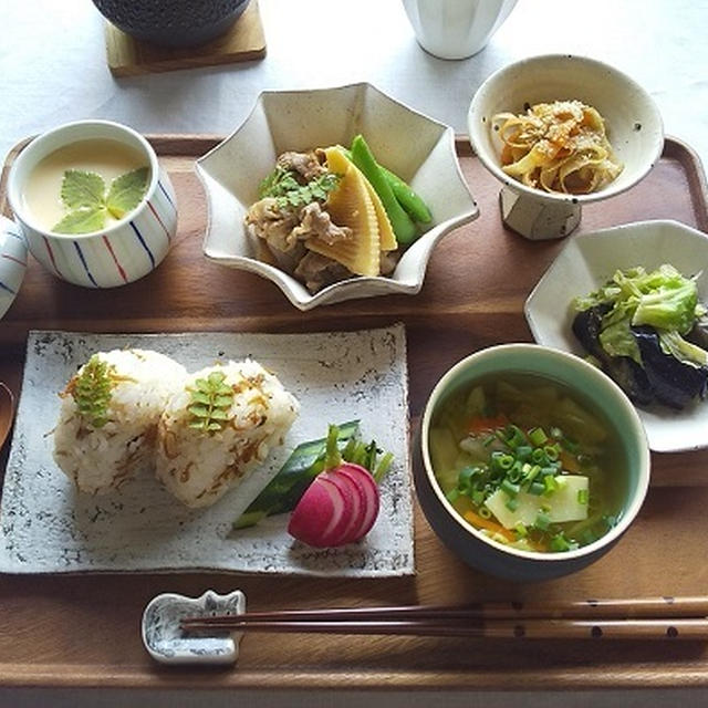 たけのこと牛肉の煮物と、ちりめん山椒おむすび定食