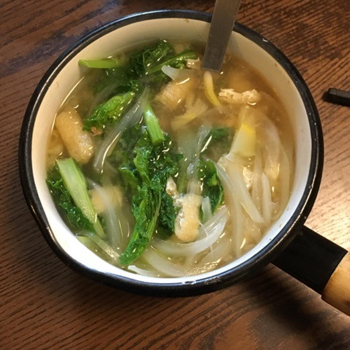 鍋に入った新玉ねぎと菜の花のみそ汁