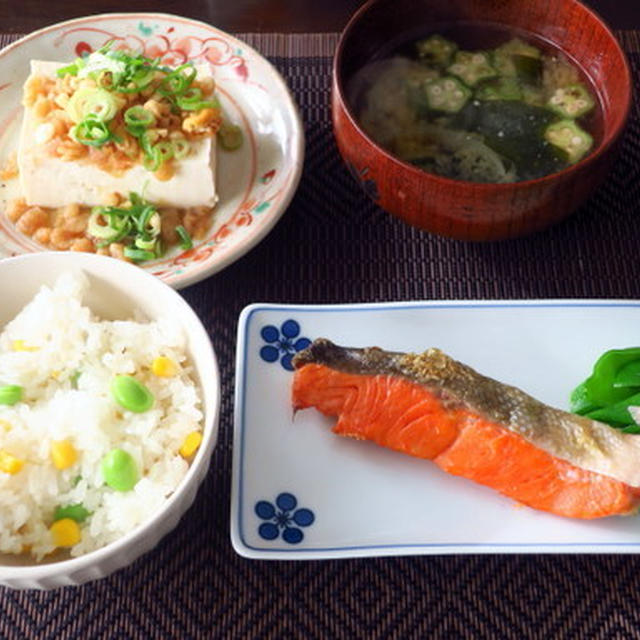 「コーンごはん」と、焼き塩鮭定食