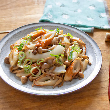 切って炒めるだけ！節約食材で脂肪を燃やす「ちくわと玉ねぎの味噌炒め」の作り方