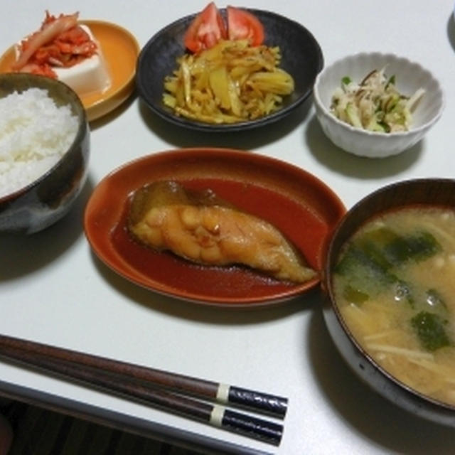 和食な夜ご飯。カレイの煮つけ。