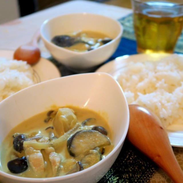タイ北部のもち米カオニャオとグリーンカレー