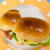 ウィンナーをくわえたホットドッグ