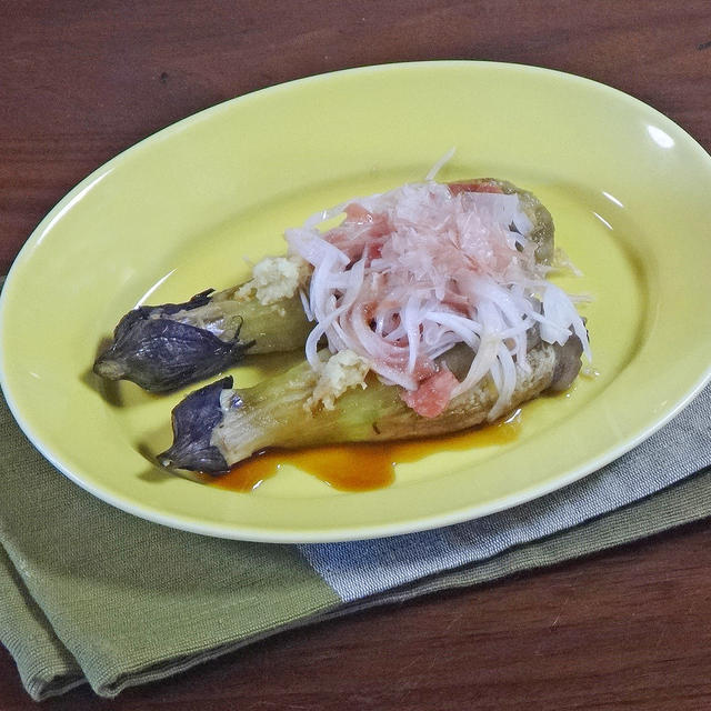 梅かつおのスライス玉ねぎのせ 絶品とろとろ焼き茄子