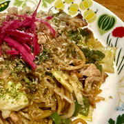 お昼ごはんは、麺類高し！  今日は焼きそばです！