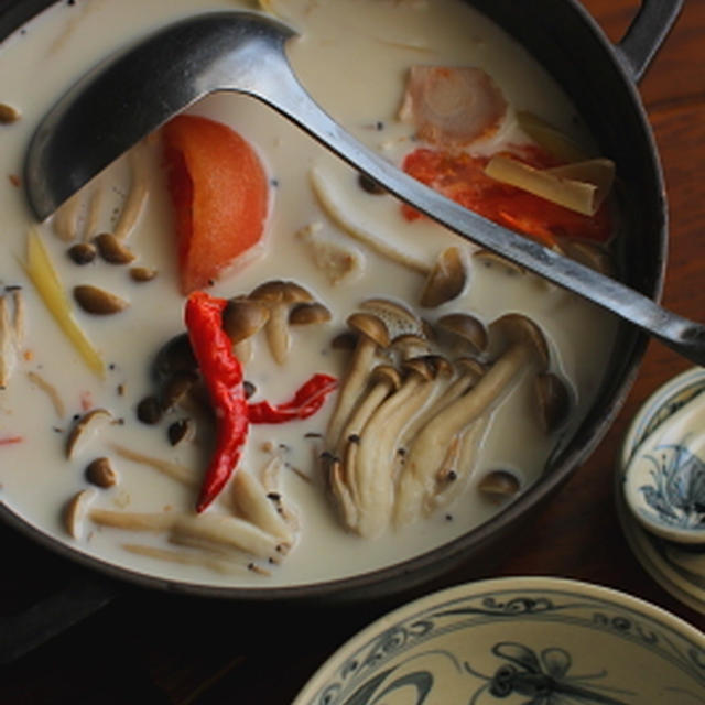 タイ風 鶏肉のココナッツミルクスープ（トムカーガイ）
