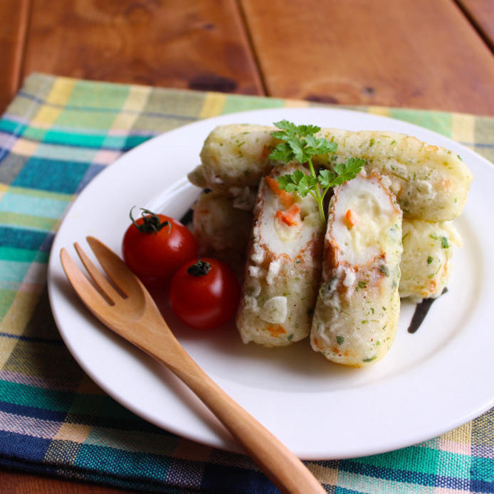 白い皿に盛り付けられたポテトサラダ詰めちくわの磯辺揚げ