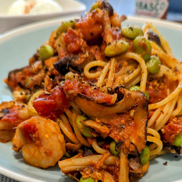 エビとオイルサーディンの塩麹トマトソースパスタとバジルシラスピザ