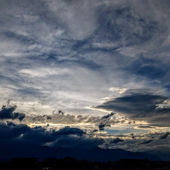 梅雨空戻る