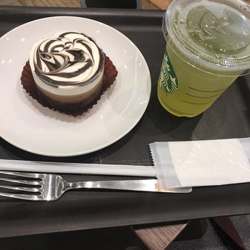 スタバ煎茶とマーブルチョコケーキと宇治抹茶ビスケット