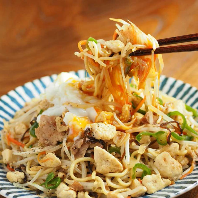 メシ通！「炒り豆腐にんにく塩焼きそば」、豆腐ともやしでかさ増し焼きそば