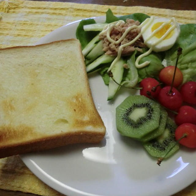 生サラダとフルーツたっぷり朝ご飯