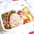 フラッグ使いで可愛さ UP！鮭とごまのオイルおにぎり弁当