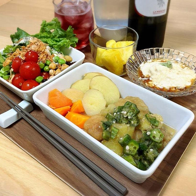 鶏唐揚げと揚げ茄子のおろし煮　ミックスビーンズのサラダ　の献立。